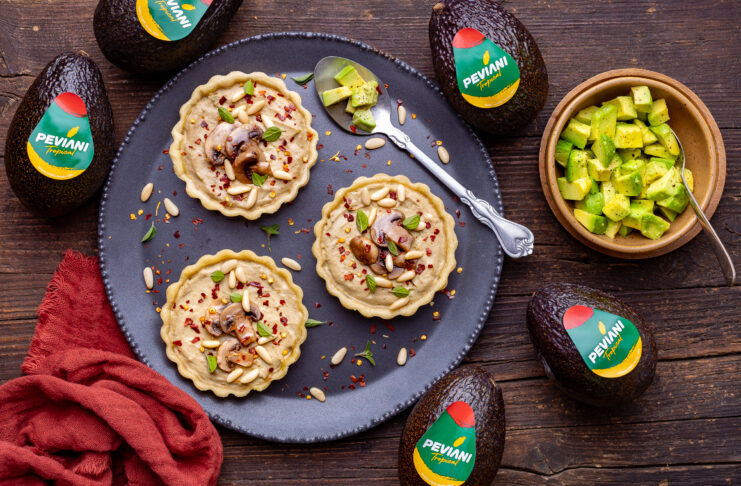 Mini tarte di brisè con crema di avocado e champignon
