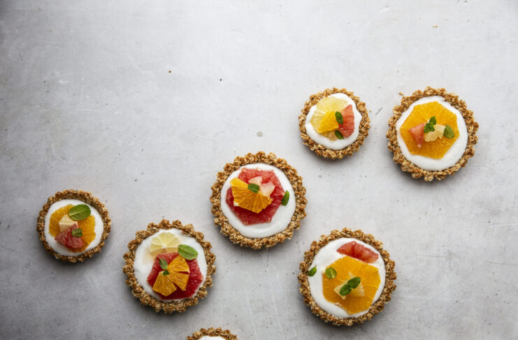 Tartellette di avena, cocco e agrumi