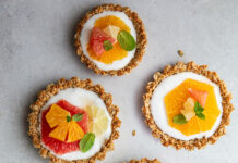 Tartellette di avena, cocco e agrumi