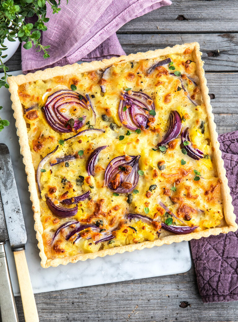 Torta salata di farro con patate, cipolla rossa e capperi