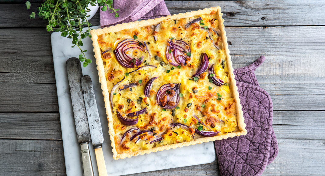 Torta salata di farro con patate, cipolla rossa e capperi