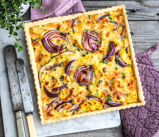 Torta salata di farro con patate, cipolla rossa e capperi