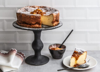 Torta di yogurt greco con marmellata di arance