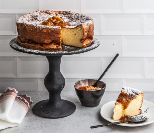 Torta di yogurt greco con marmellata di arance