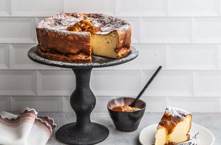 Torta di yogurt greco con marmellata di arance