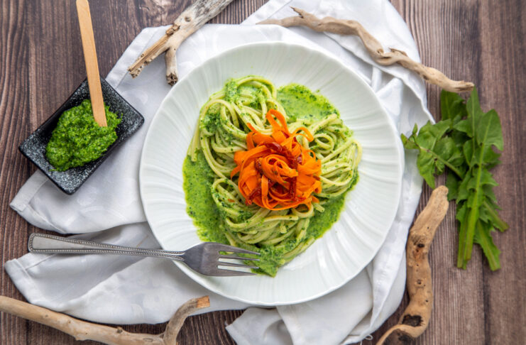 Bavette con pesto amabile di tarassaco e carote croccanti