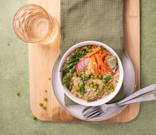 Cuscus colorato con asparagi e carciofi