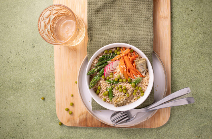 Cuscus colorato con asparagi e carciofi
