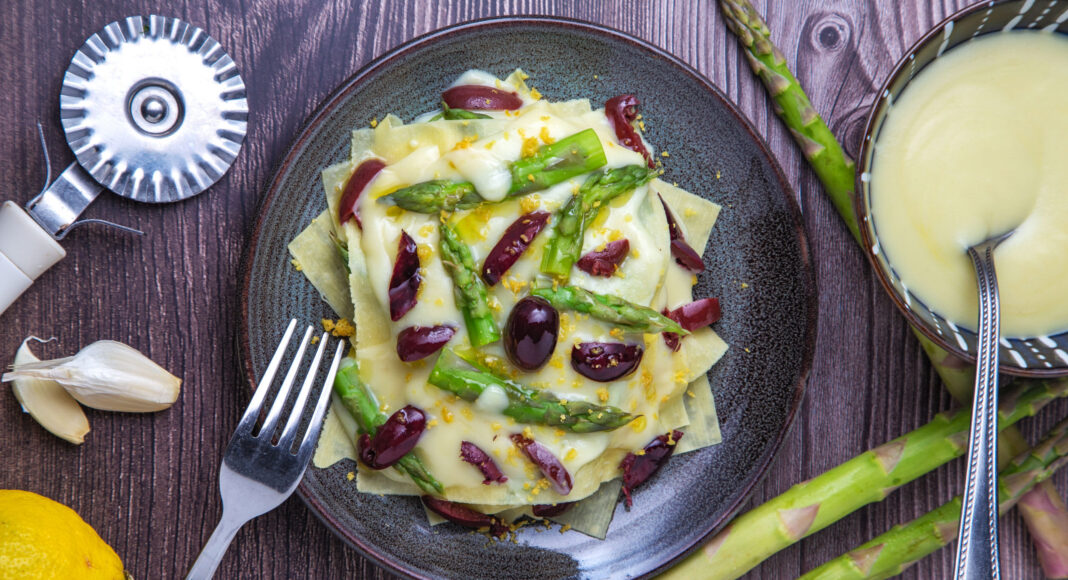 Fazzoletti di pasta con asparagi, olive nere e limone
