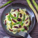 Fazzoletti di pasta con asparagi, olive nere e limone