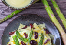 Fazzoletti di pasta con asparagi, olive nere e limone