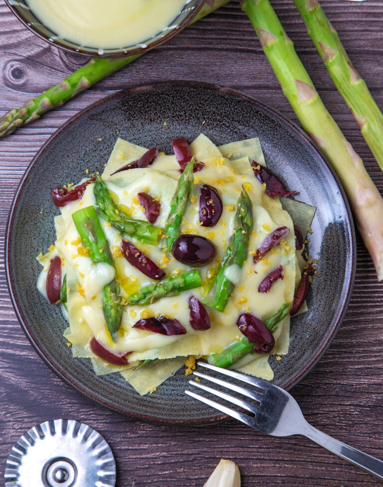 Fazzoletti di pasta con asparagi, olive nere e limone