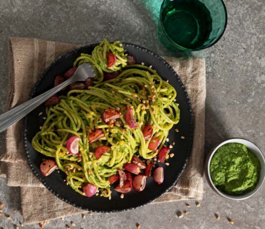 Spaghetti al pesto di foglie e ravanelli arrosto
