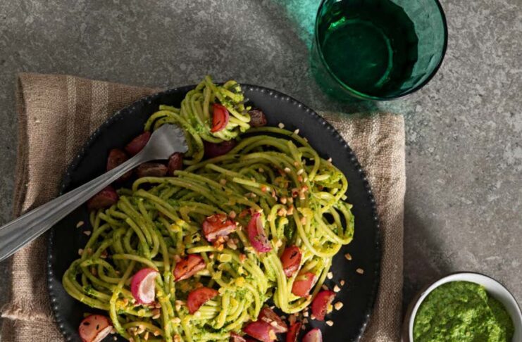 Spaghetti al pesto di foglie e ravanelli arrosto