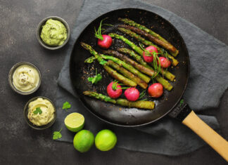 Padellata veloce di asparagi e ravanelli