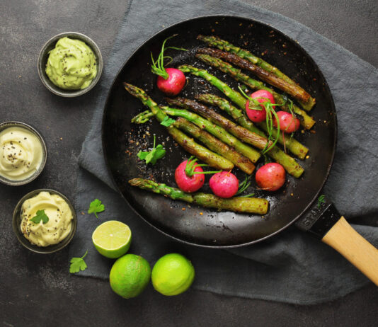 Padellata veloce di asparagi e ravanelli