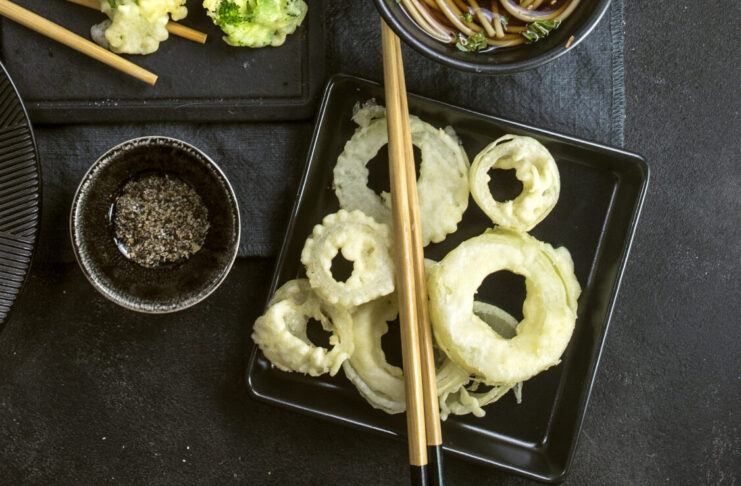 Tempura di cimette colorate e anelli di cipolla