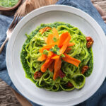 Bavette con pesto amabile di tarassaco e carote croccanti