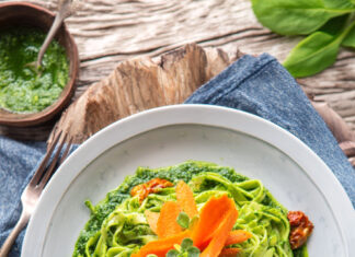 Bavette con pesto amabile di tarassaco e carote croccanti