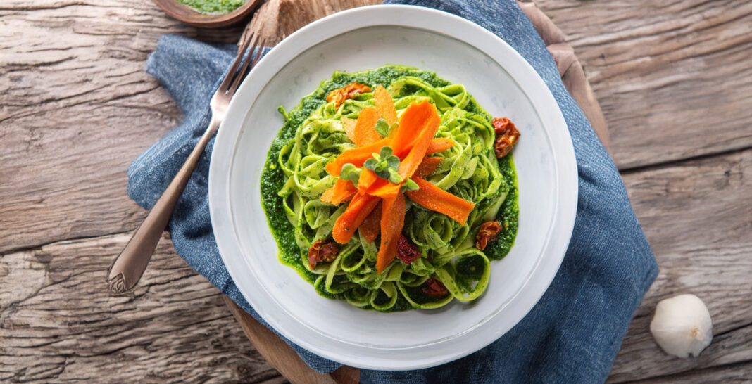 bavette-pesto-tarassaco-carote Bavette con pesto amabile di tarassaco e carote croccanti