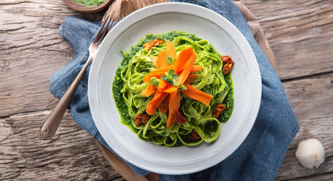 Bavette con pesto amabile di tarassaco e carote croccanti