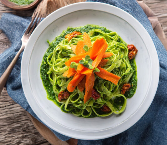 Bavette con pesto amabile di tarassaco e carote croccanti