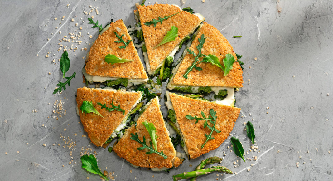 Focaccia proteica alle erbe di campo con asparagi e cipollotti