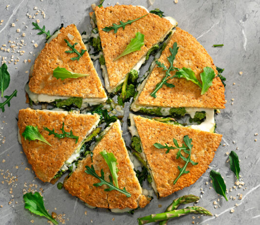 Focaccia proteica alle erbe di campo con asparagi e cipollotti