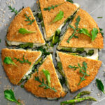 Focaccia proteica alle erbe di campo con asparagi e cipollotti