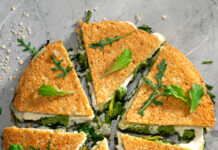 Focaccia proteica alle erbe di campo con asparagi e cipollotti