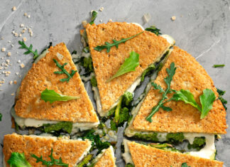 Focaccia proteica alle erbe di campo con asparagi e cipollotti