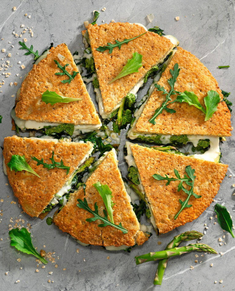 Focaccia proteica alle erbe di campo con asparagi e cipollotti