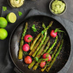 Padellata veloce di asparagi e ravanelli con maionese di uova sode