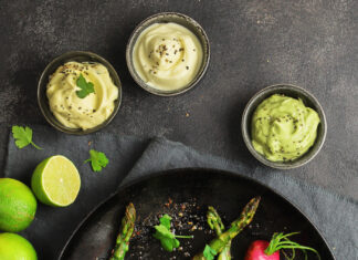 Padellata veloce di asparagi e ravanelli con maionese di uova sode