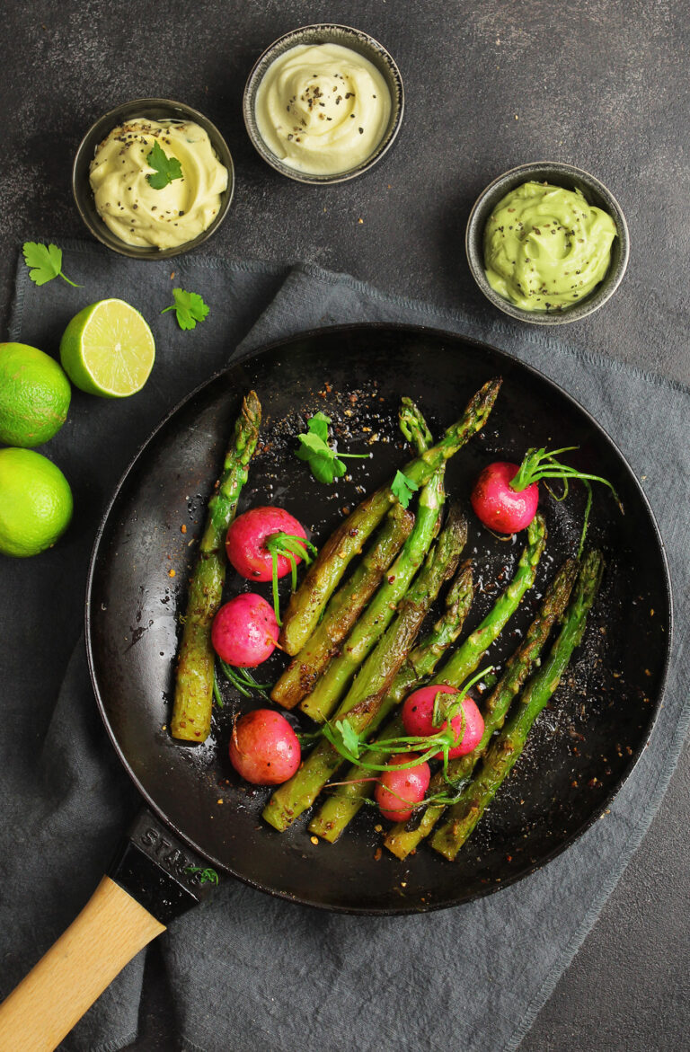 Padellata veloce di asparagi e ravanelli con maionese di uova sode