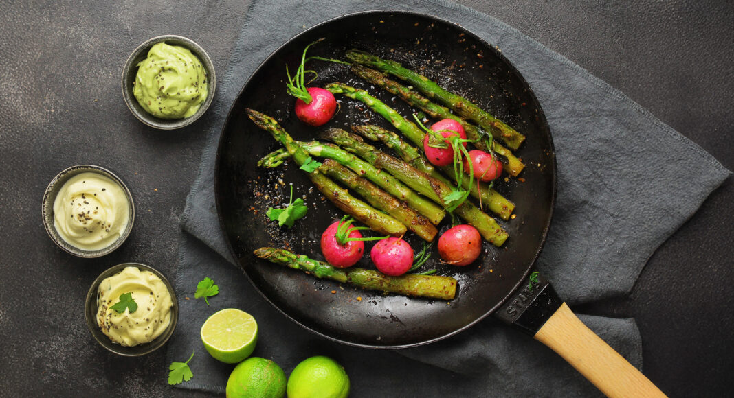 Padellata veloce di asparagi e ravanelli con maionese di uova sode