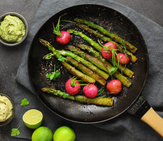 Padellata veloce di asparagi e ravanelli con maionese di uova sode