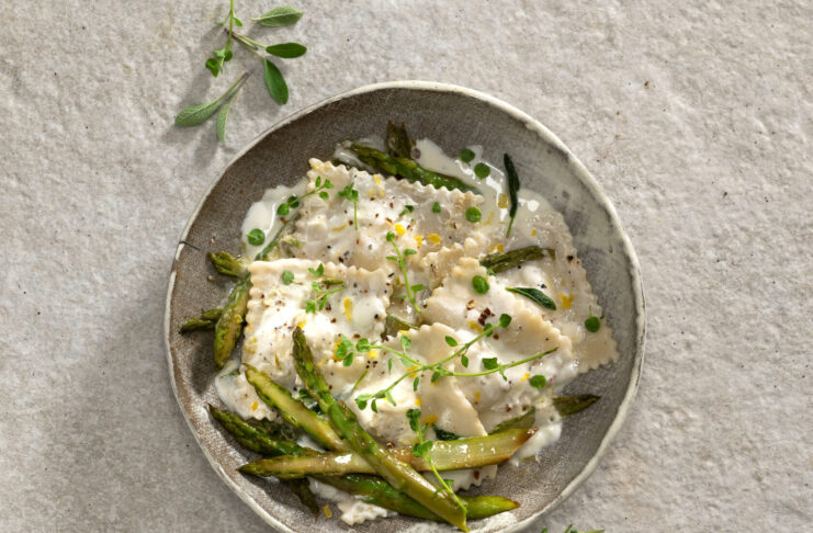 Ravioli di riso agli asparagi con salsa di kefir e limone