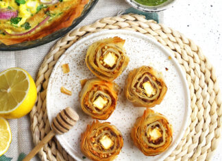 Rotolini dolci con feta e marmellata