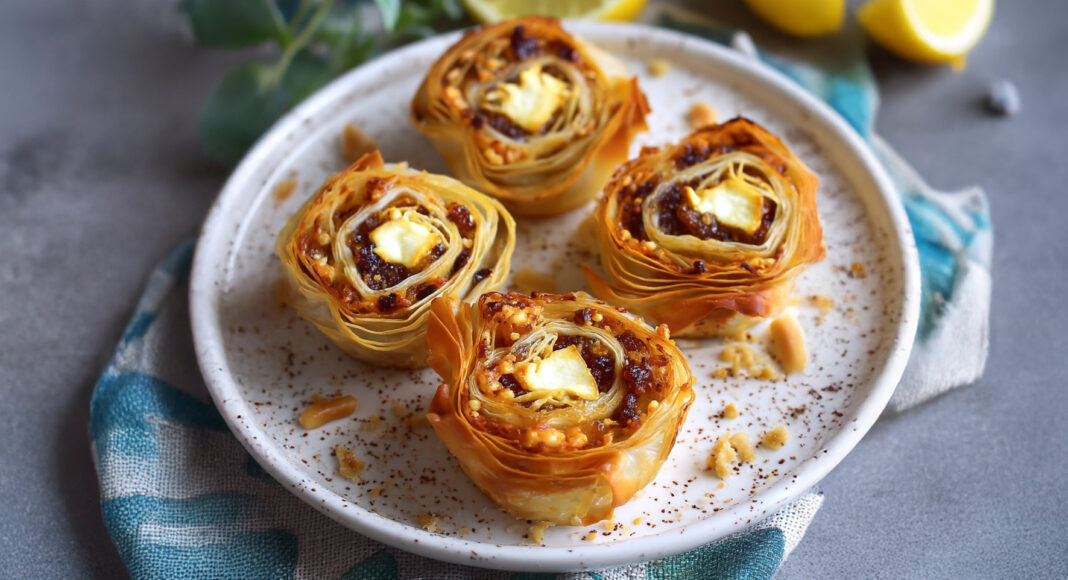 Rotolini dolci con feta e marmellata