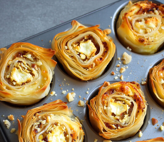 Rotolini dolci con feta e marmellata