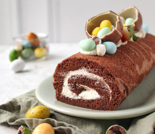 Rotolo di Pasqua al cacao con mousse bianca