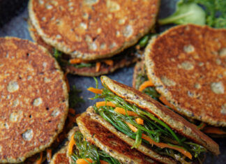 Mini sandwich di grano saraceno con barba di frate e carote
