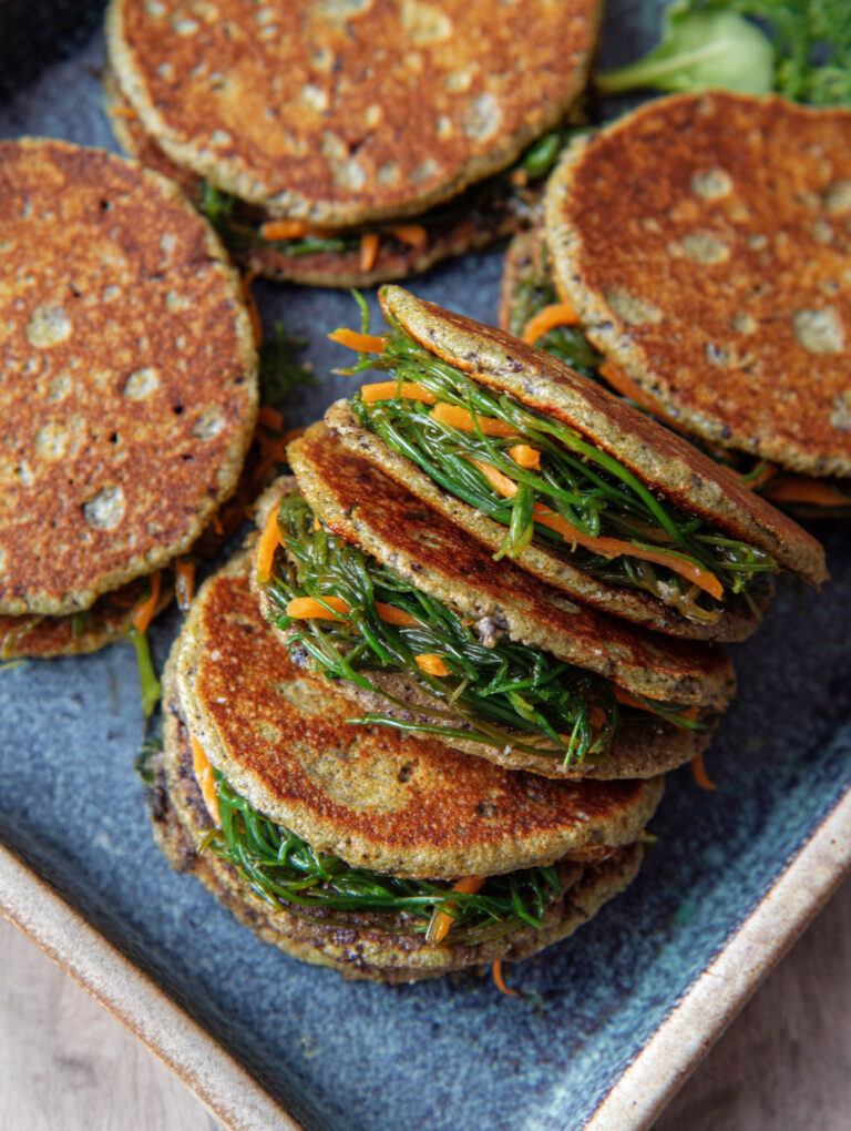 Mini sandwich di grano saraceno con barba di frate e carote