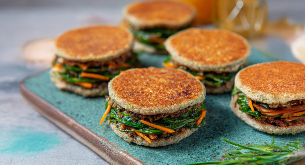 Mini sandwich di grano saraceno con barba di frate e carote