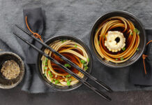 Zuppa di soba e verdure in tempura