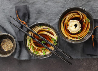 Zuppa di soba e verdure in tempura