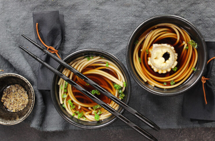 Zuppa di soba e verdure in tempura