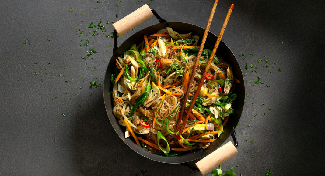Spaghetti di soia in agrodolce con barba di frate, carciofi e carote