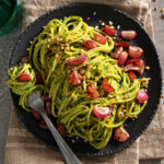 Spaghetti al pesto di foglie e ravanelli arrosto